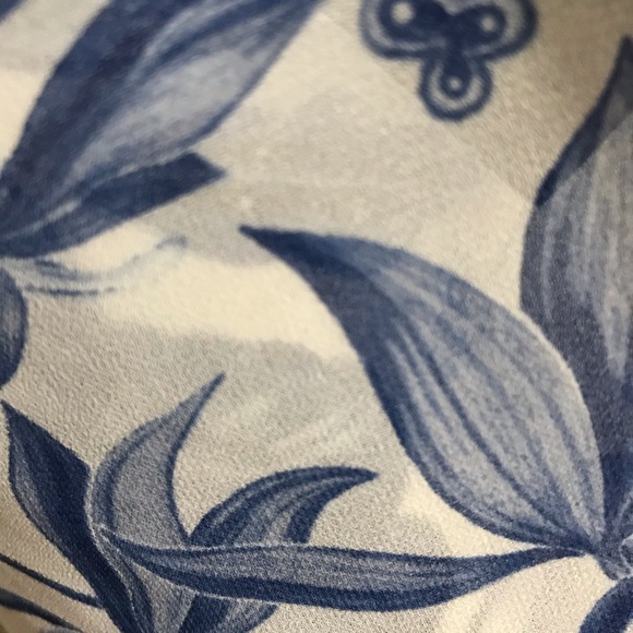 H&M Sheer Floral Blue Button Up Sleeveless Shirt - Picture 4 of 4